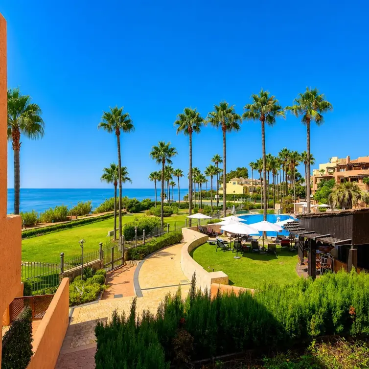 Sale of middle floor apartment in Estepona