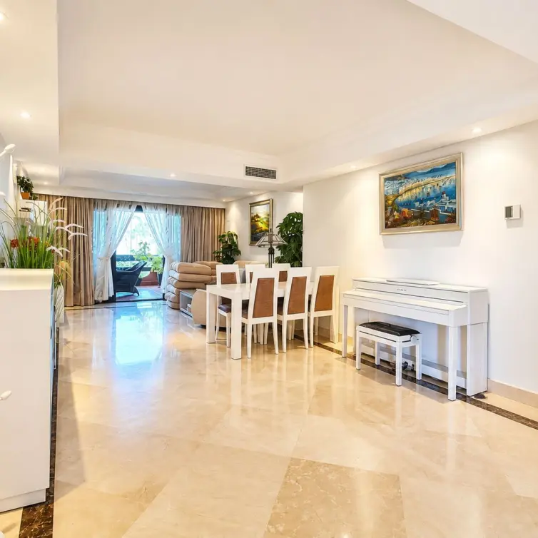 Sale of middle floor apartment in Estepona