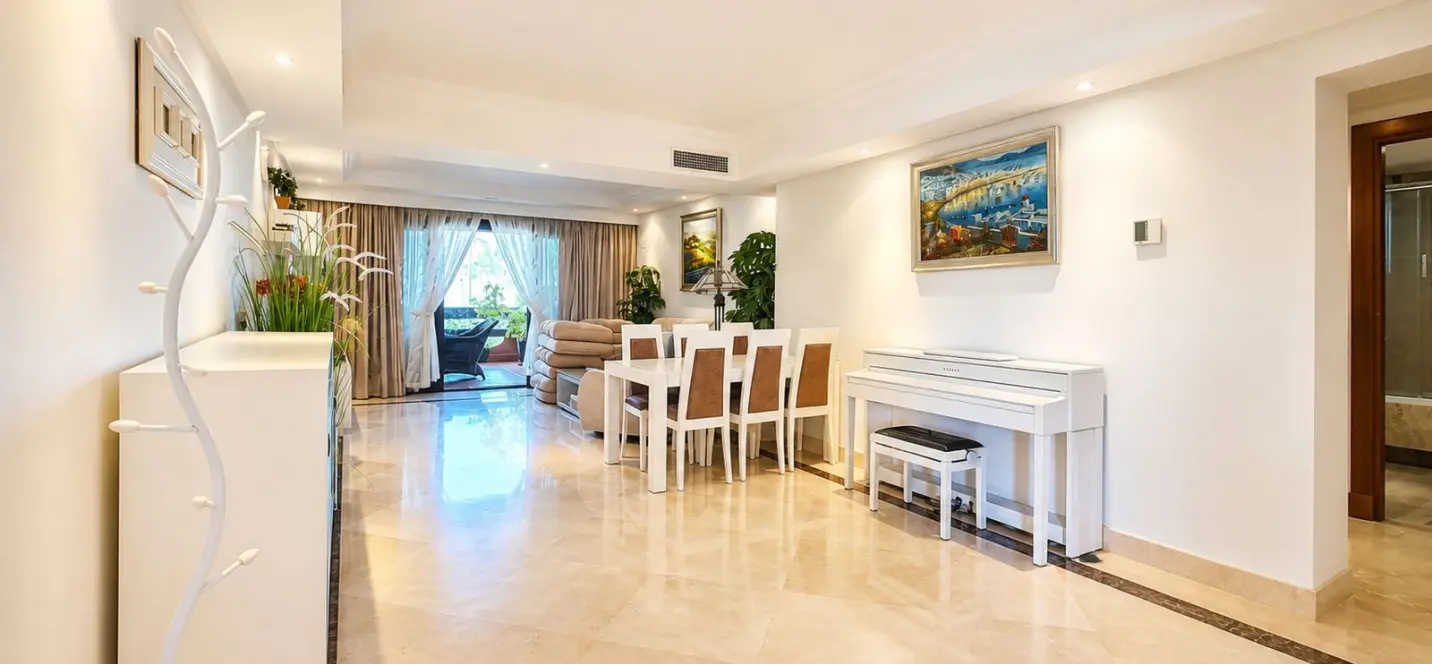 Sale of middle floor apartment in Estepona 4