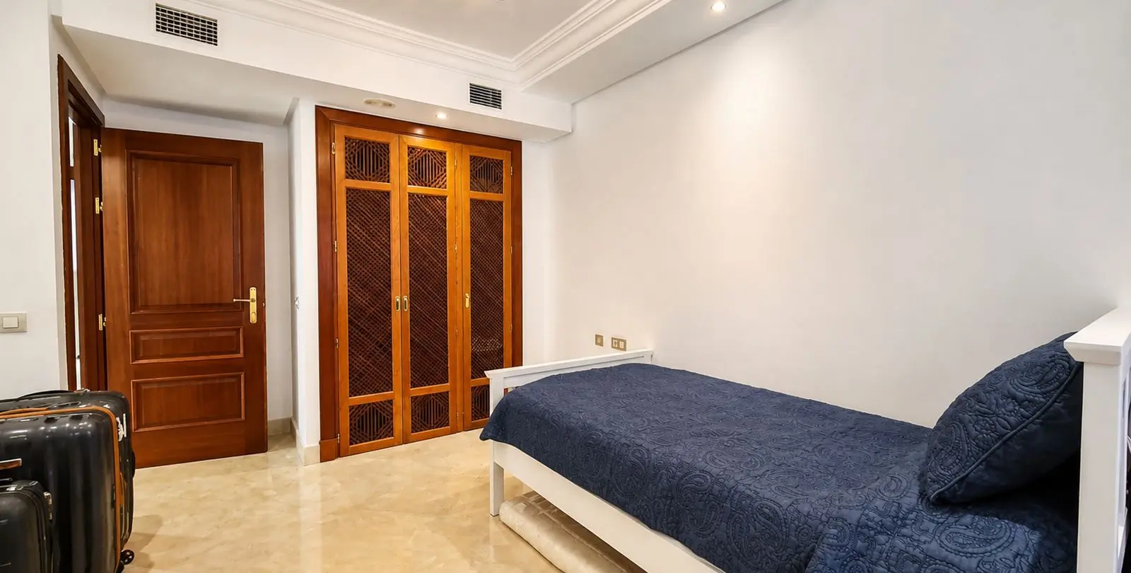 Sale of middle floor apartment in Estepona 9