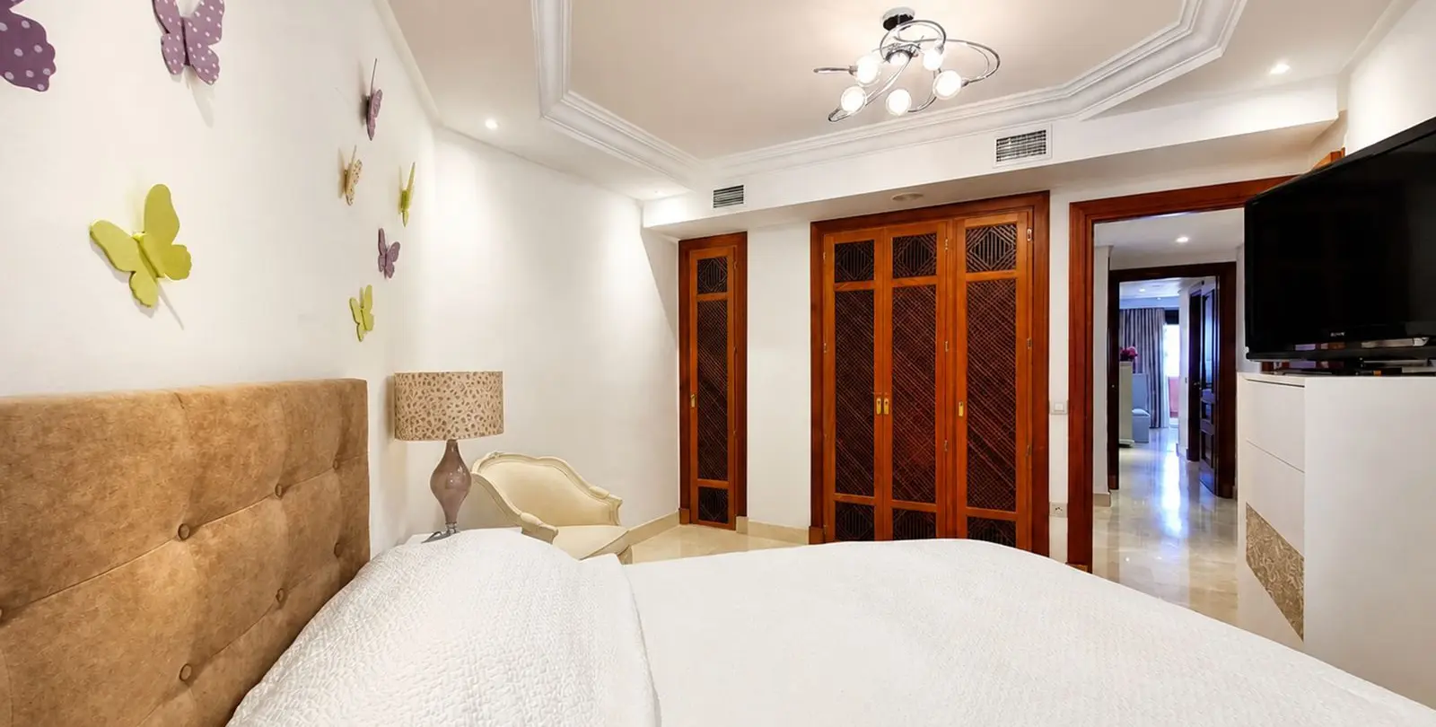 Sale of middle floor apartment in Estepona 24