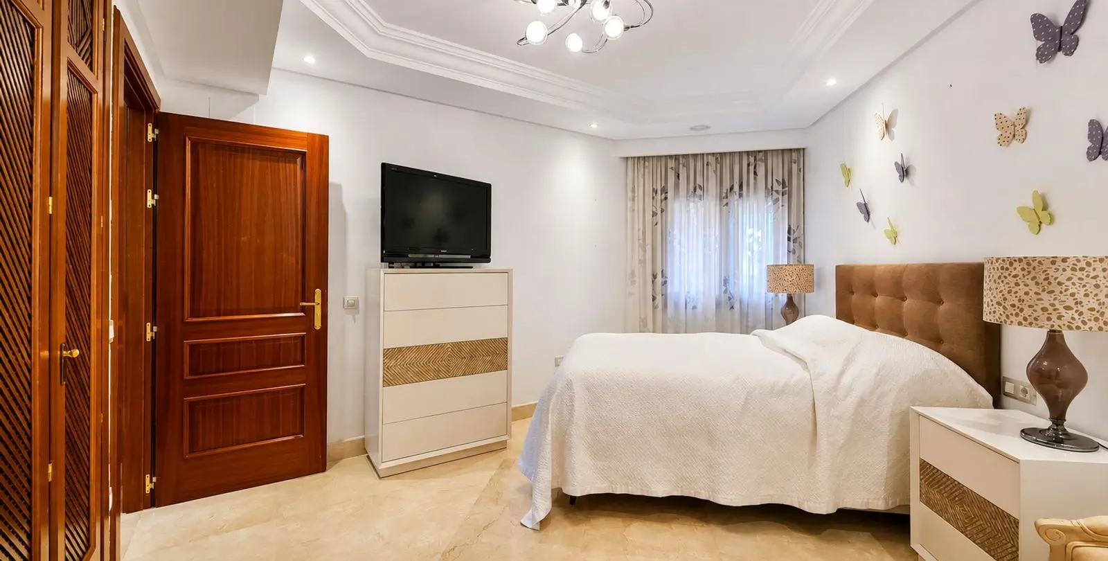 Sale of middle floor apartment in Estepona 25