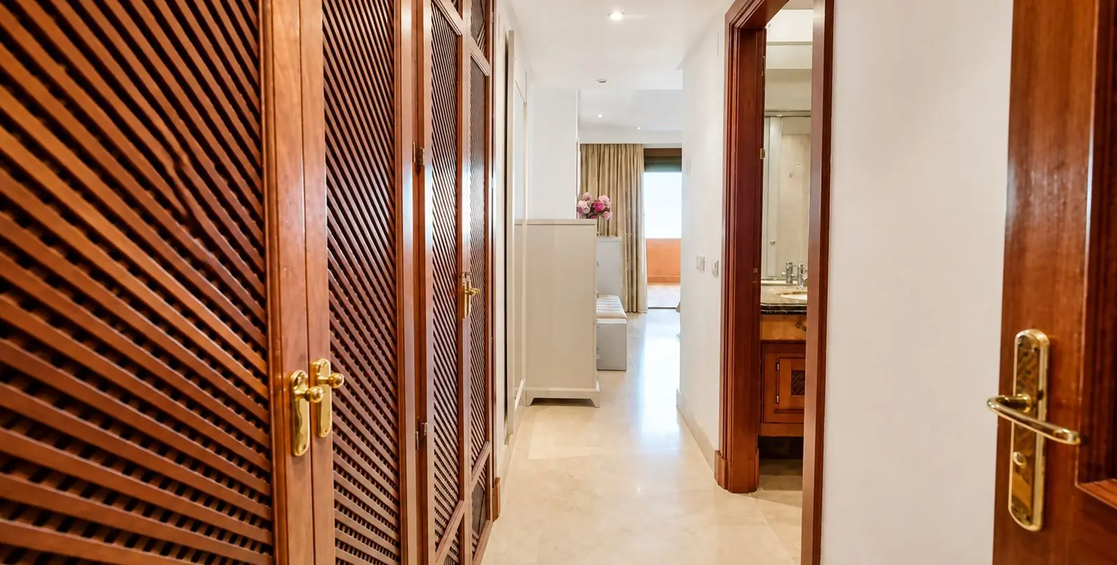 Sale of middle floor apartment in Estepona 30