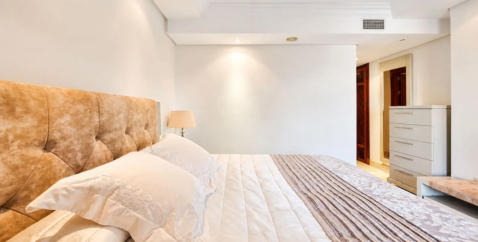 Sale of middle floor apartment in Estepona 32