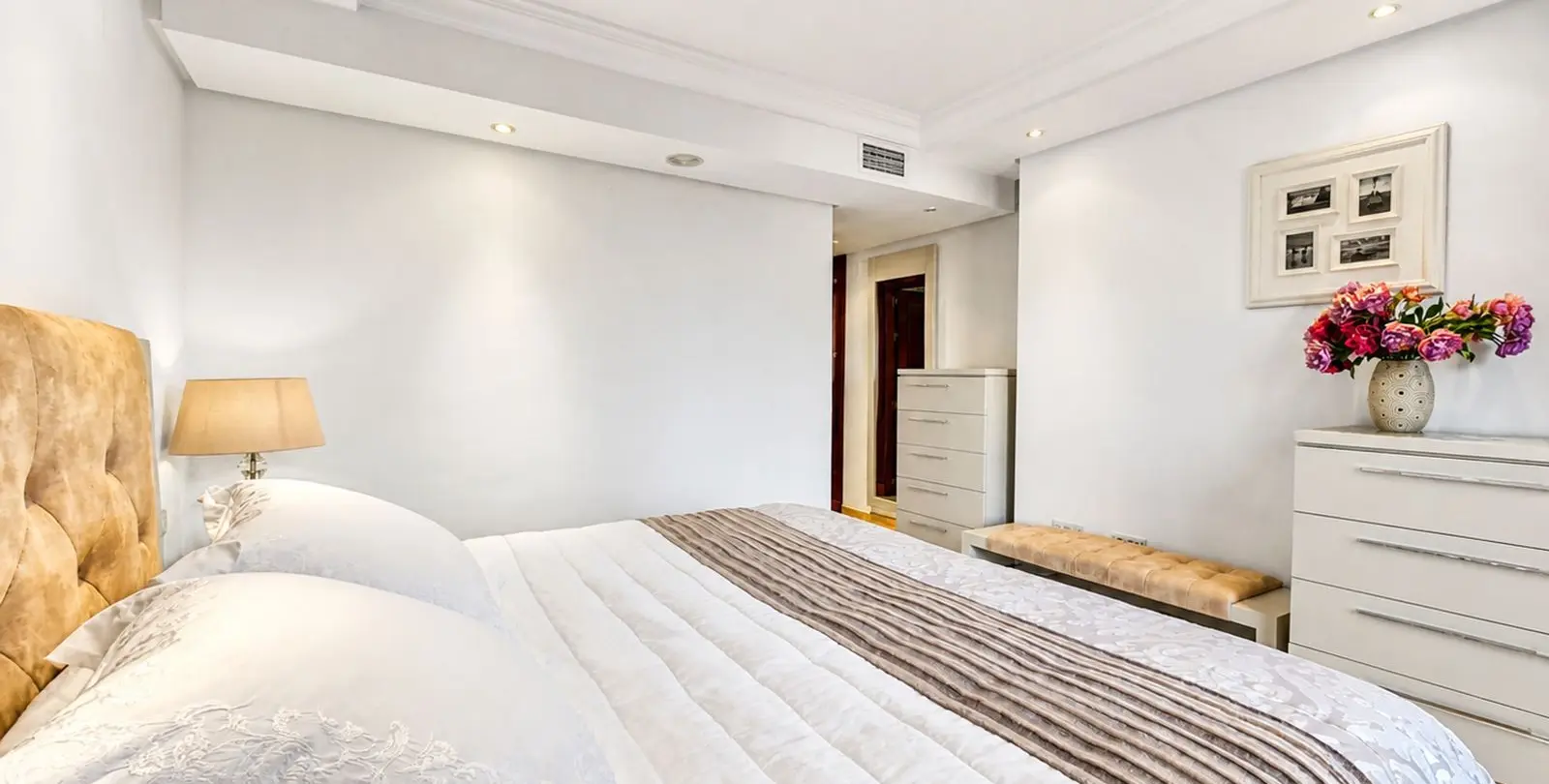 Sale of middle floor apartment in Estepona 33