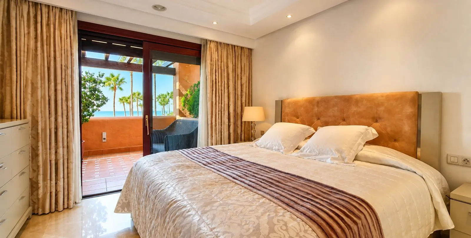 Sale of middle floor apartment in Estepona 34