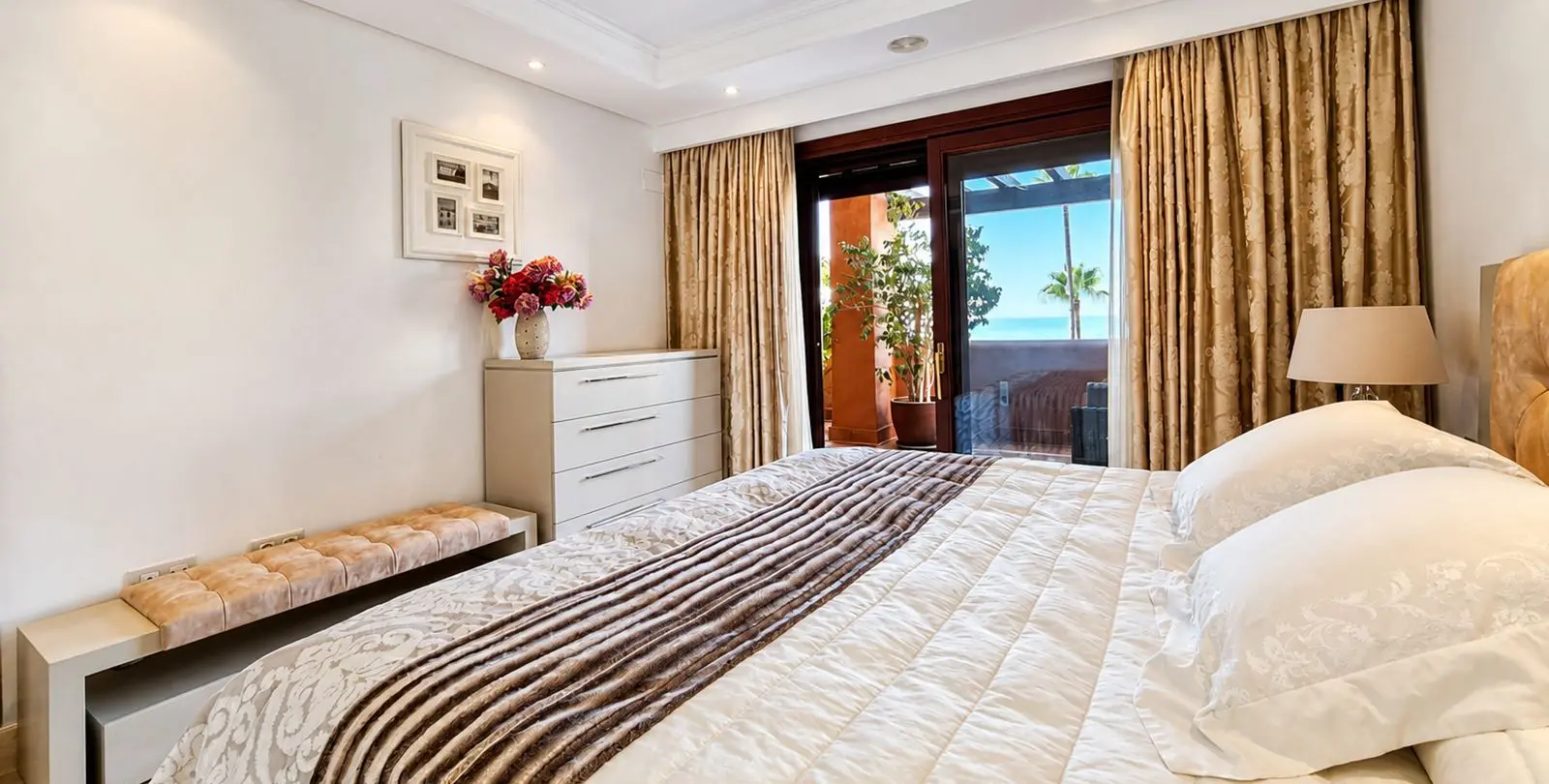Sale of middle floor apartment in Estepona 35