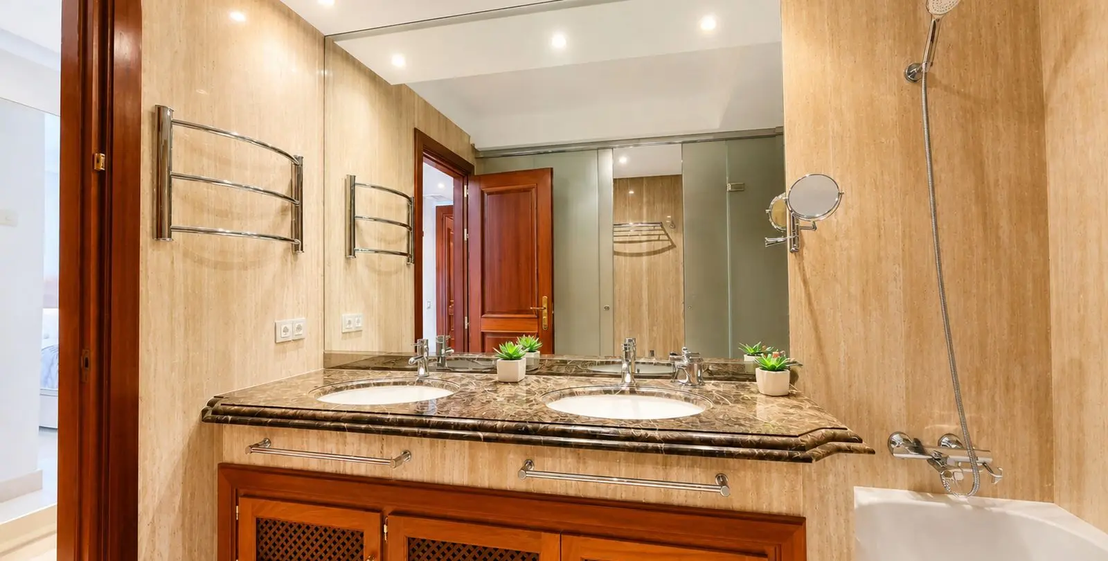 Sale of middle floor apartment in Estepona 37