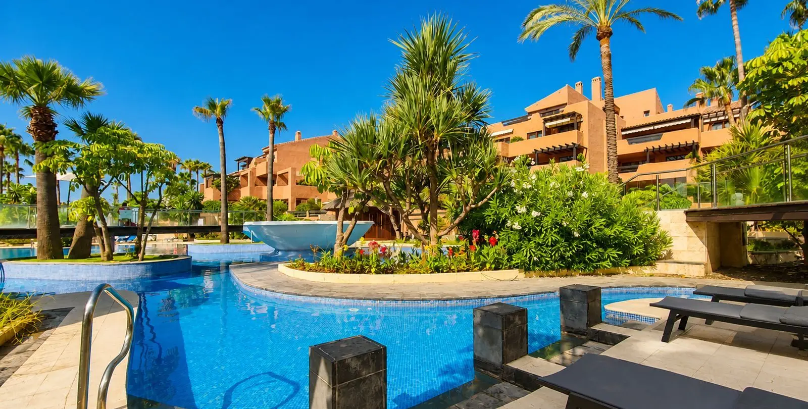 Sale of middle floor apartment in Estepona 38