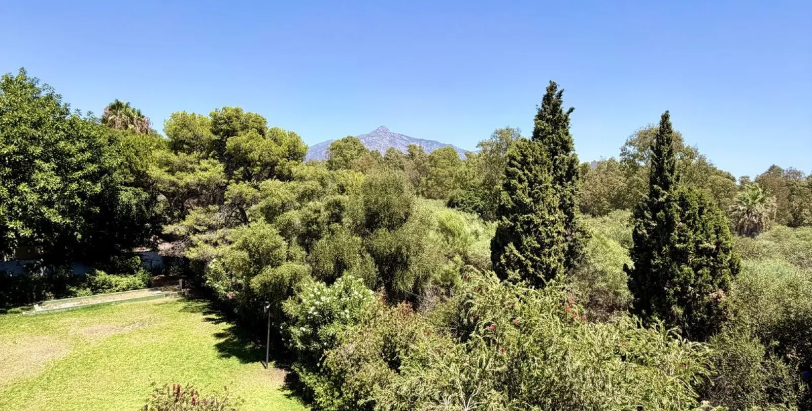 Sale of penthouse in Puerto Banús 11