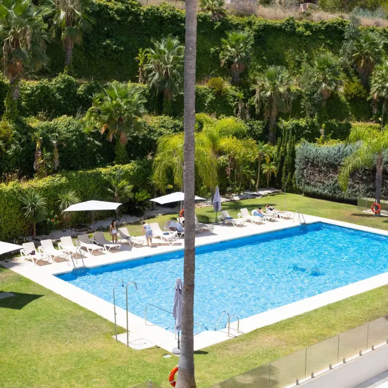 Sale of middle floor apartment in Nueva Andalucía