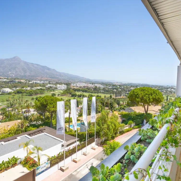 Sale of middle floor apartment in Nueva Andalucía