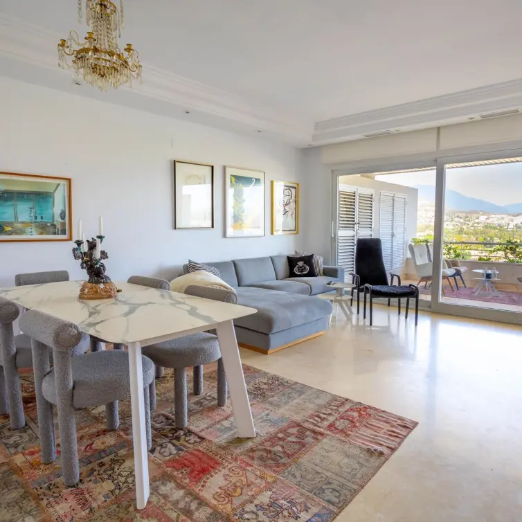 Sale of middle floor apartment in Nueva Andalucía