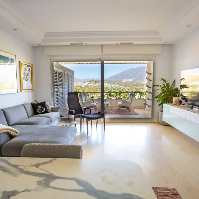 Sale of middle floor apartment in Nueva Andalucía