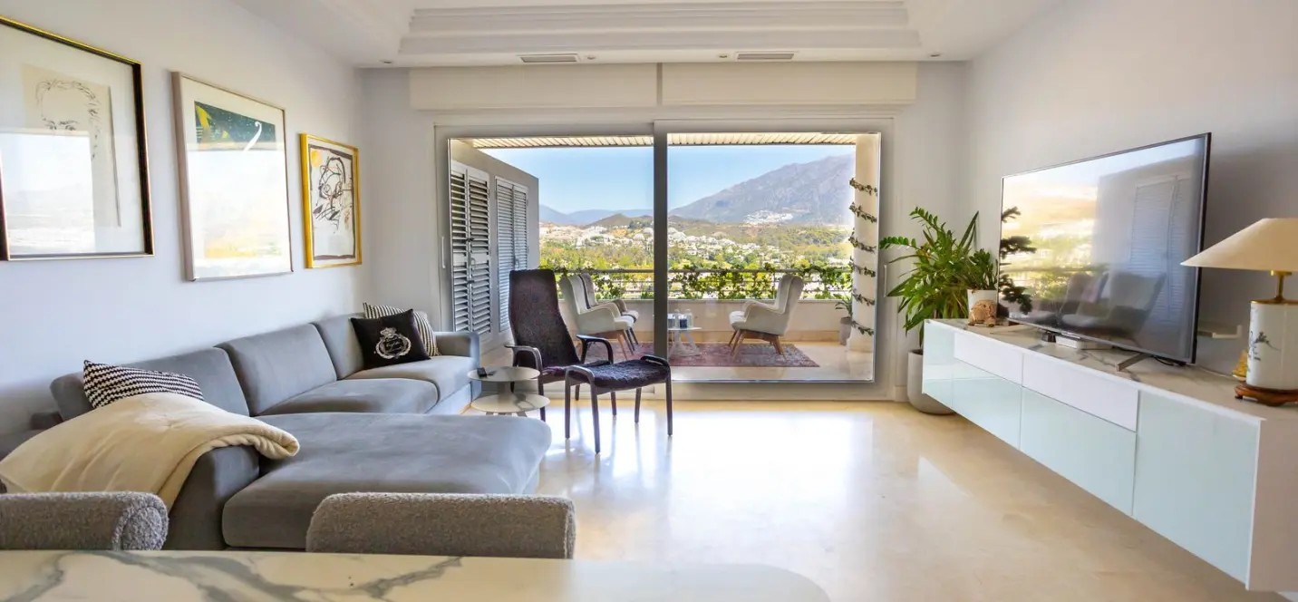 Sale of middle floor apartment in Nueva Andalucía 3