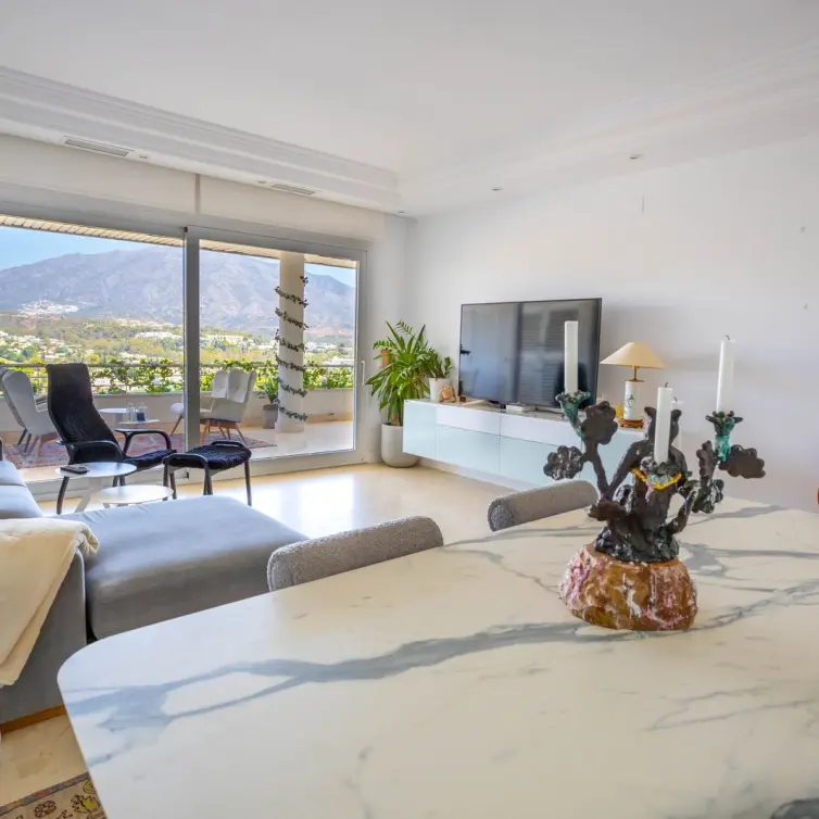 Sale of middle floor apartment in Nueva Andalucía