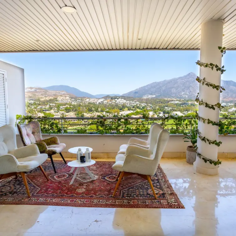 Sale of middle floor apartment in Nueva Andalucía