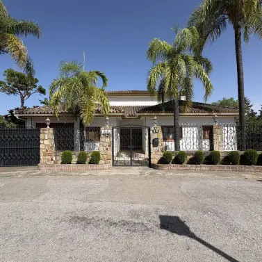 Продажа  отдельно стоящей виллы в Nueva Andalucía