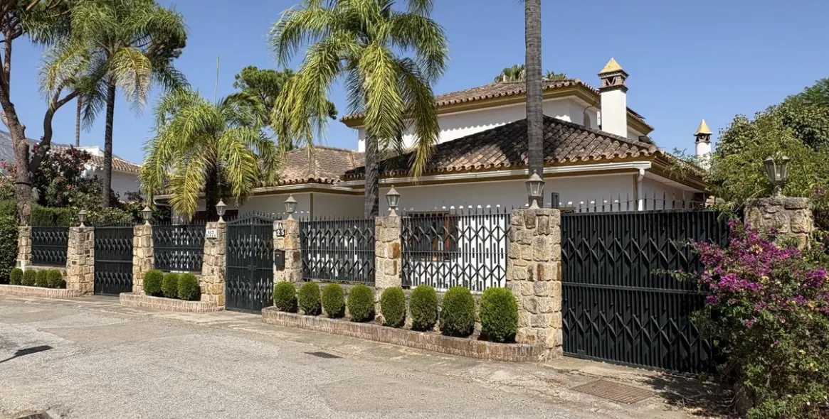 Продажа  отдельно стоящей виллы в Nueva Andalucía 2