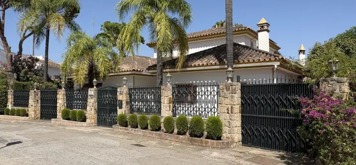 Продажа  отдельно стоящей виллы в Nueva Andalucía 1