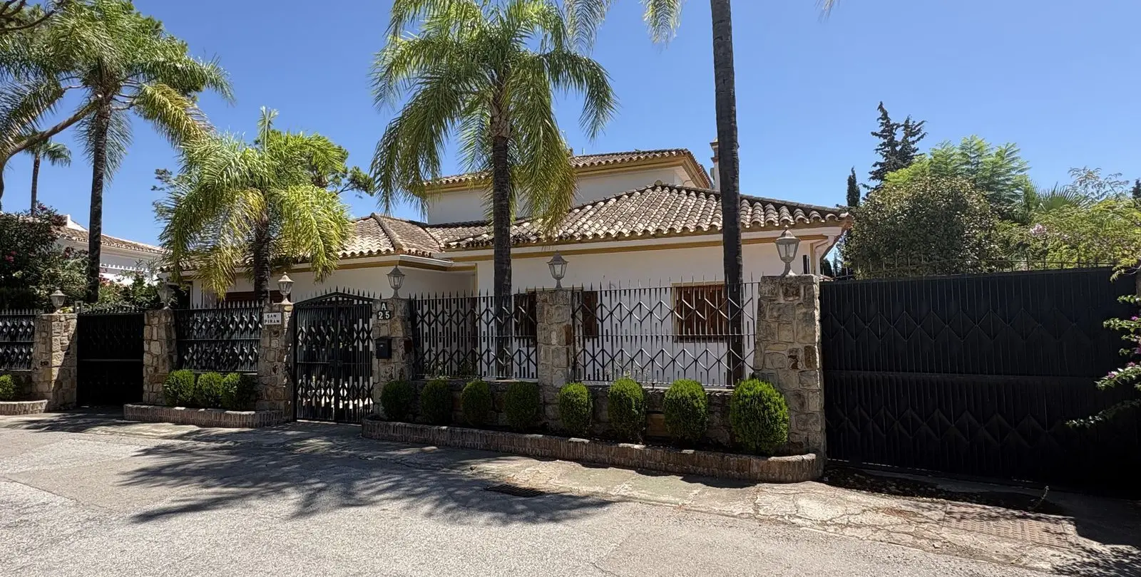Продажа  отдельно стоящей виллы в Nueva Andalucía 14