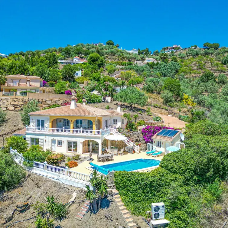 Sale of detached villa in Arenas