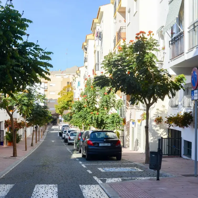 Sale of middle floor apartment in Estepona