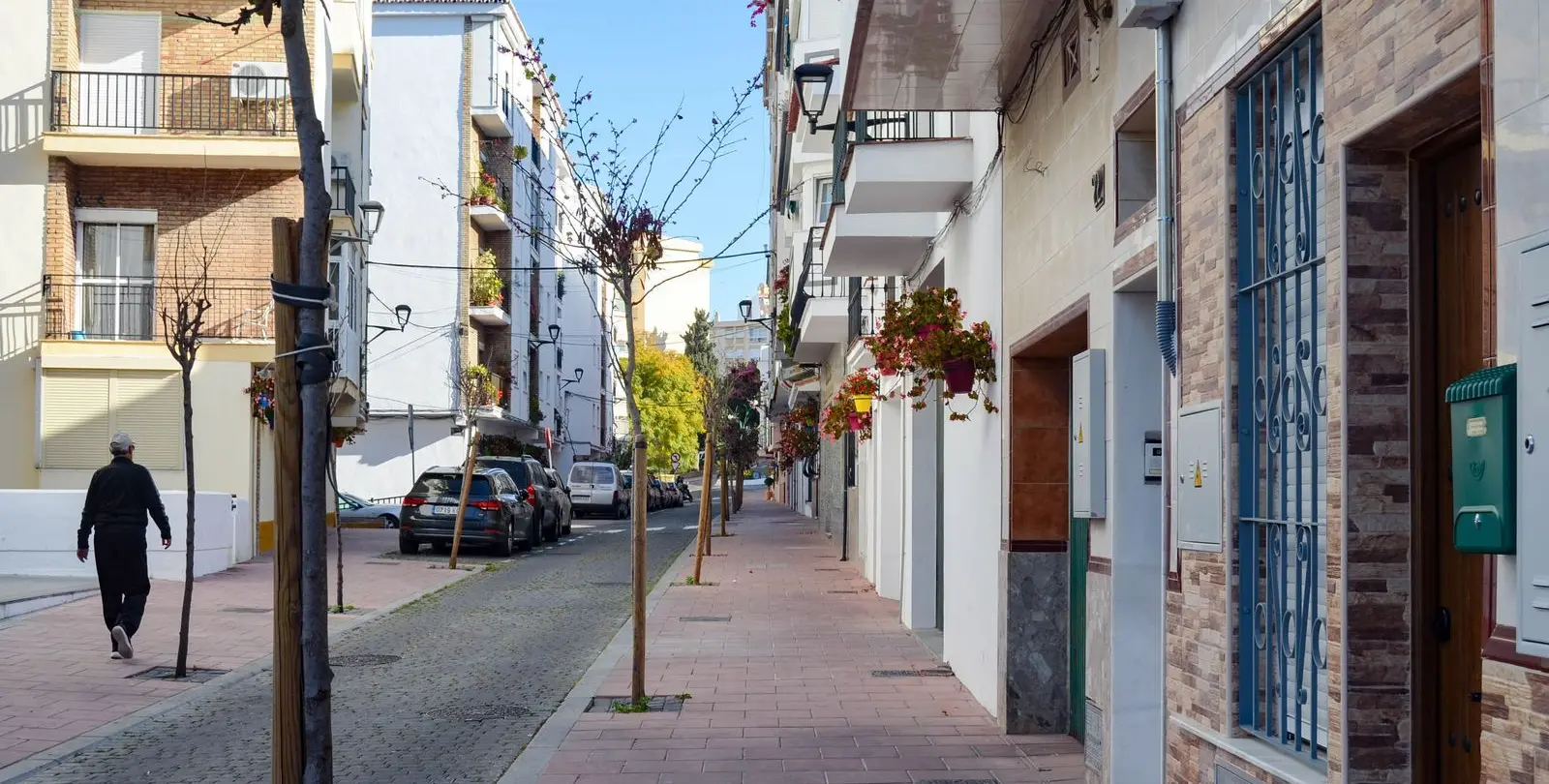 Sale of middle floor apartment in Estepona 2