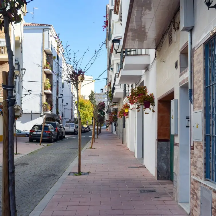 Sale of middle floor apartment in Estepona