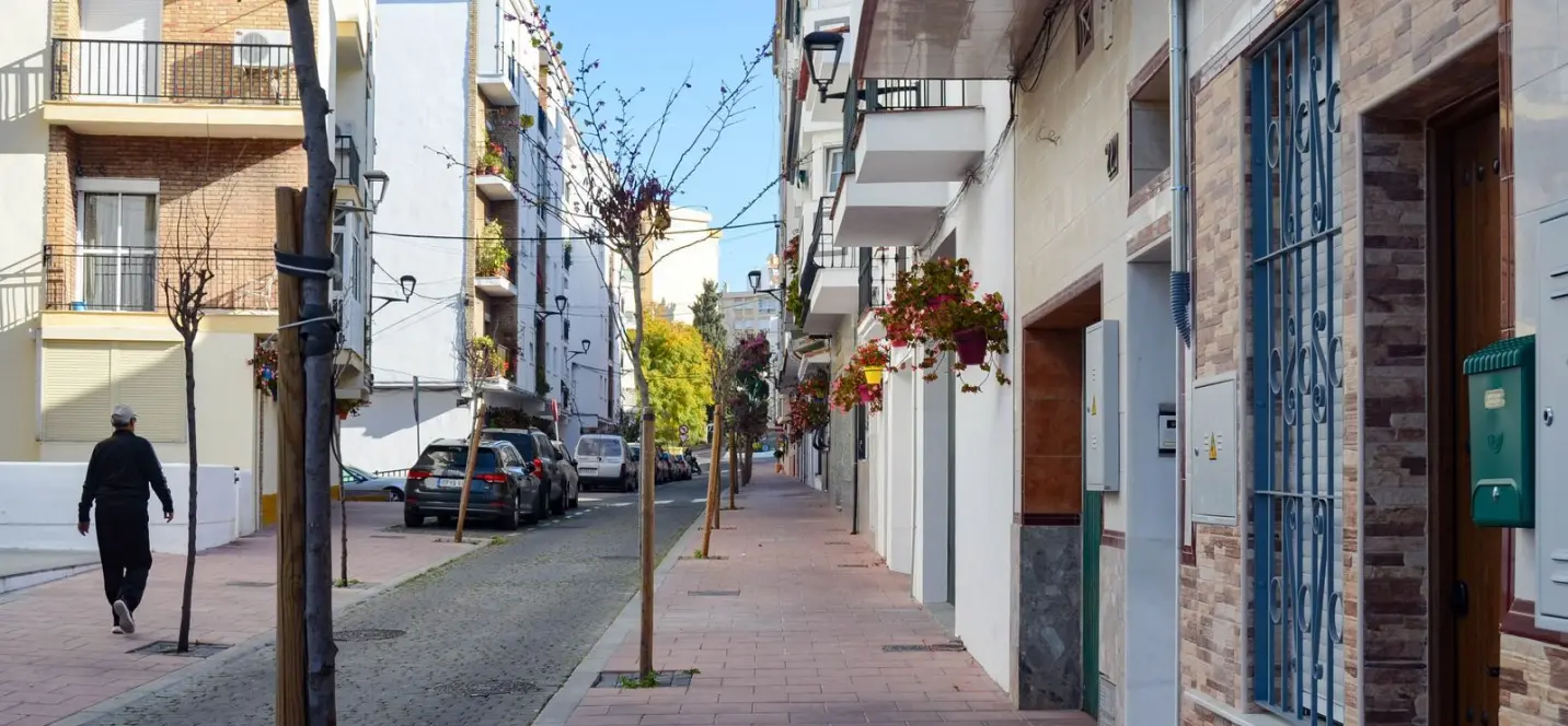 Sale of middle floor apartment in Estepona 1