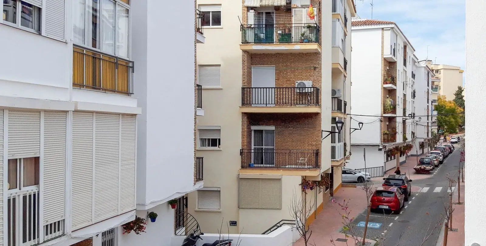 Sale of middle floor apartment in Estepona 32
