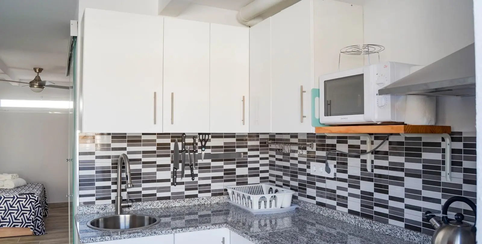 Sale of middle floor apartment in Estepona 63