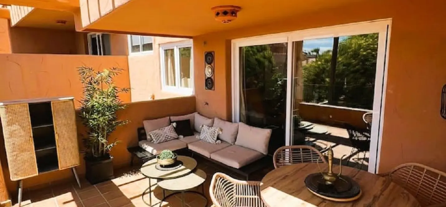Sale of middle floor apartment in Elviria 0