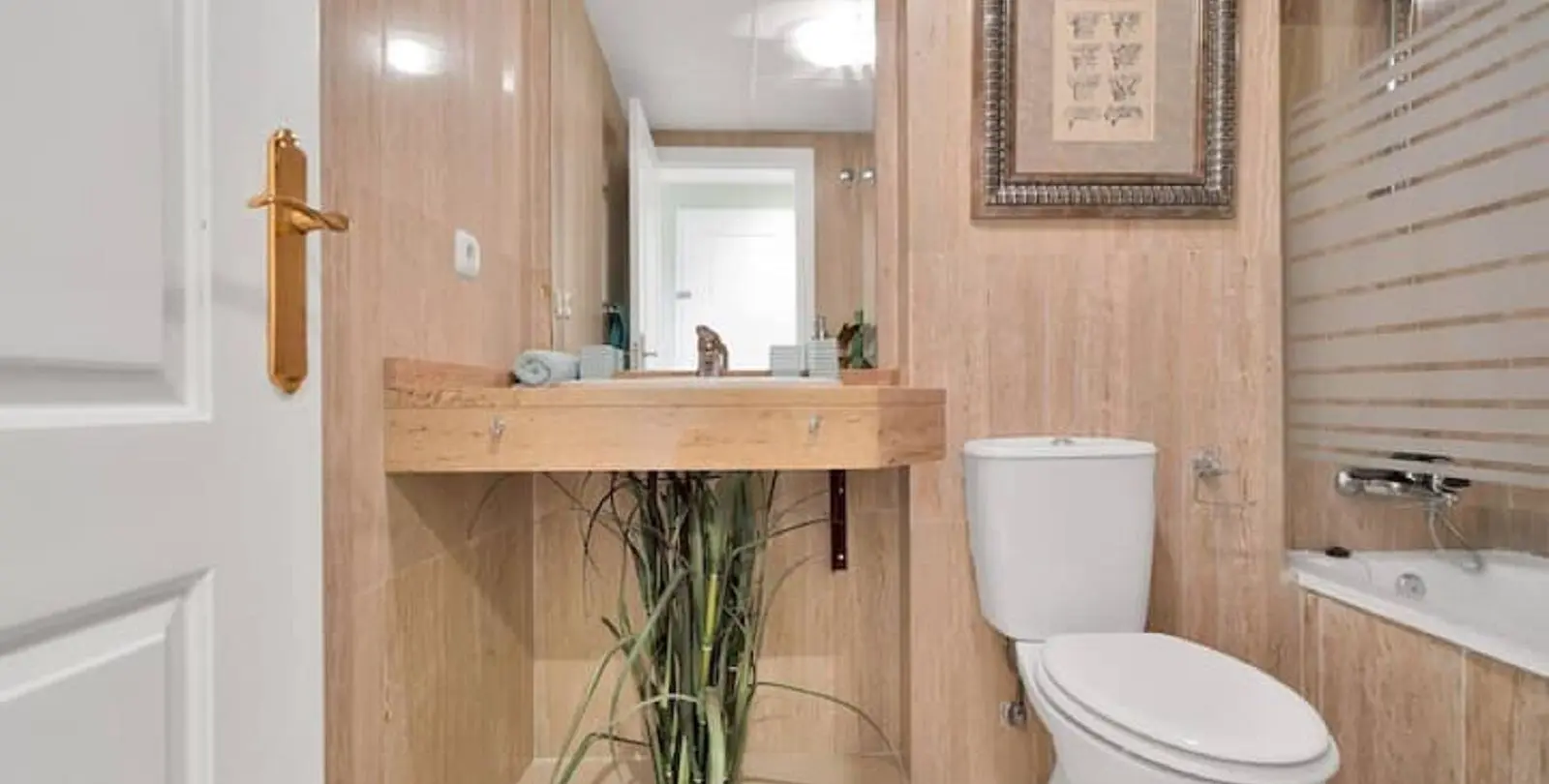 Sale of middle floor apartment in Elviria 12