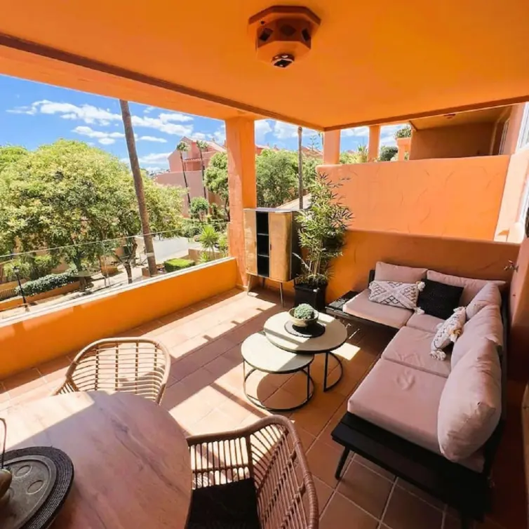 Продажа апартаментов на среднем этаже в Elviria