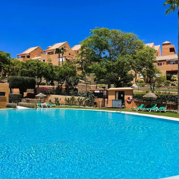 Продажа апартаментов на среднем этаже в Elviria