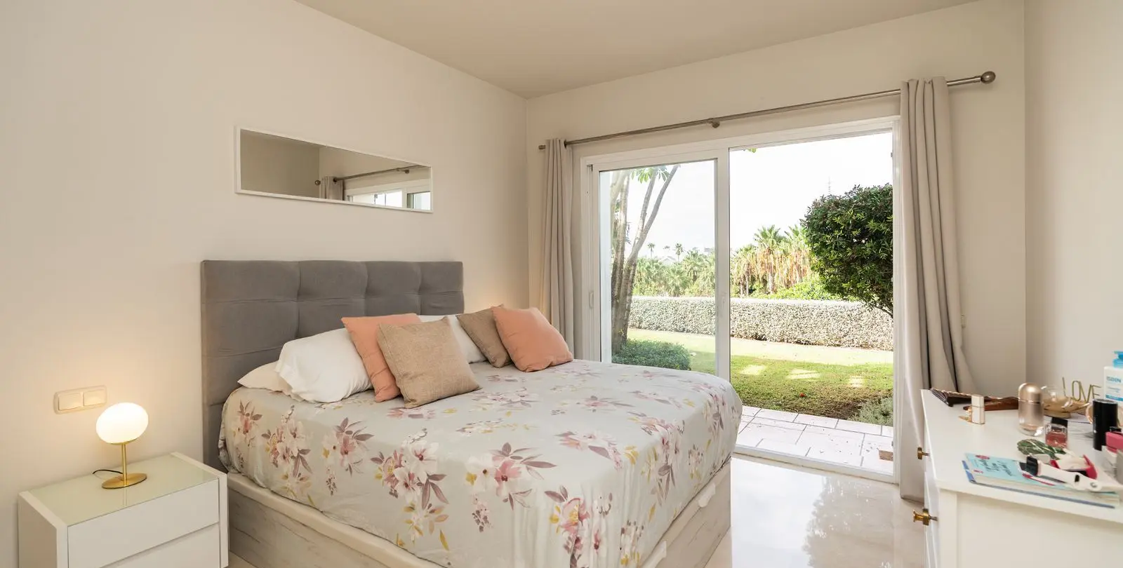 Продажа апартаментов на первом этаже в Casares 13
