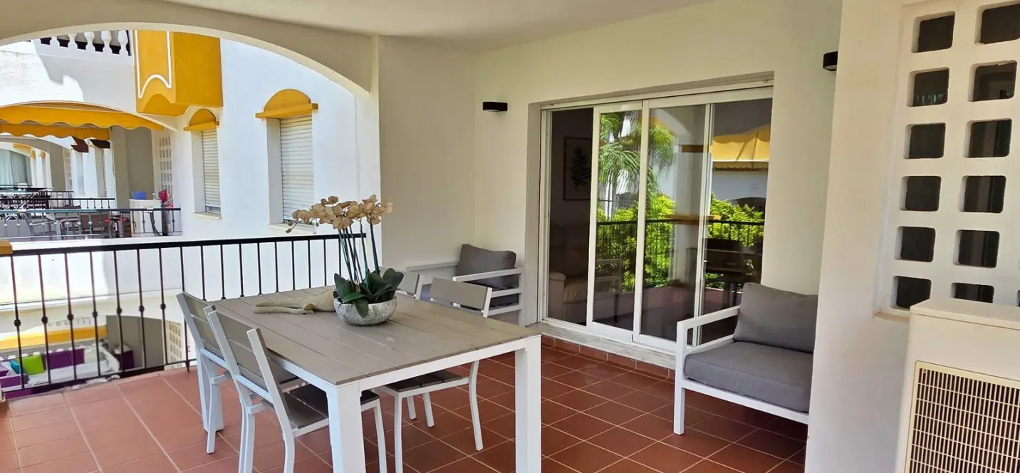 Sale of middle floor apartment in Puerto Banús 1