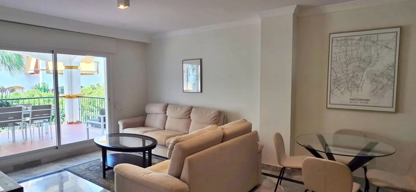Sale of middle floor apartment in Puerto Banús 2
