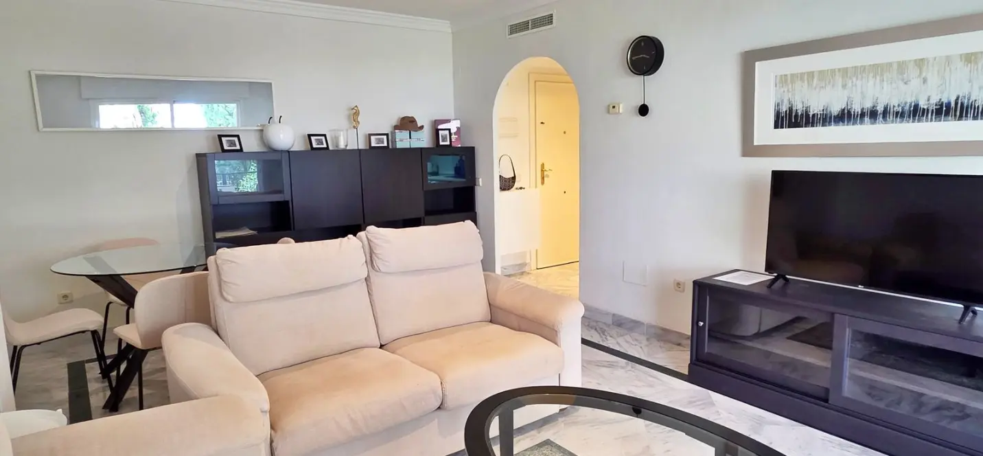 Sale of middle floor apartment in Puerto Banús 3
