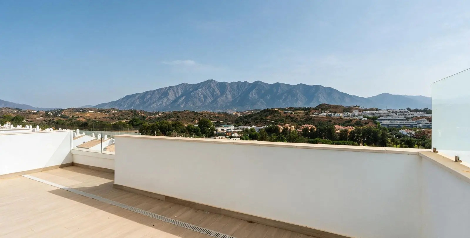 Sale of middle floor apartment in La Cala de Mijas 3