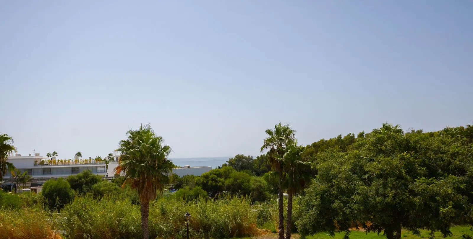 Venta de apartamento en planta media en Estepona 1