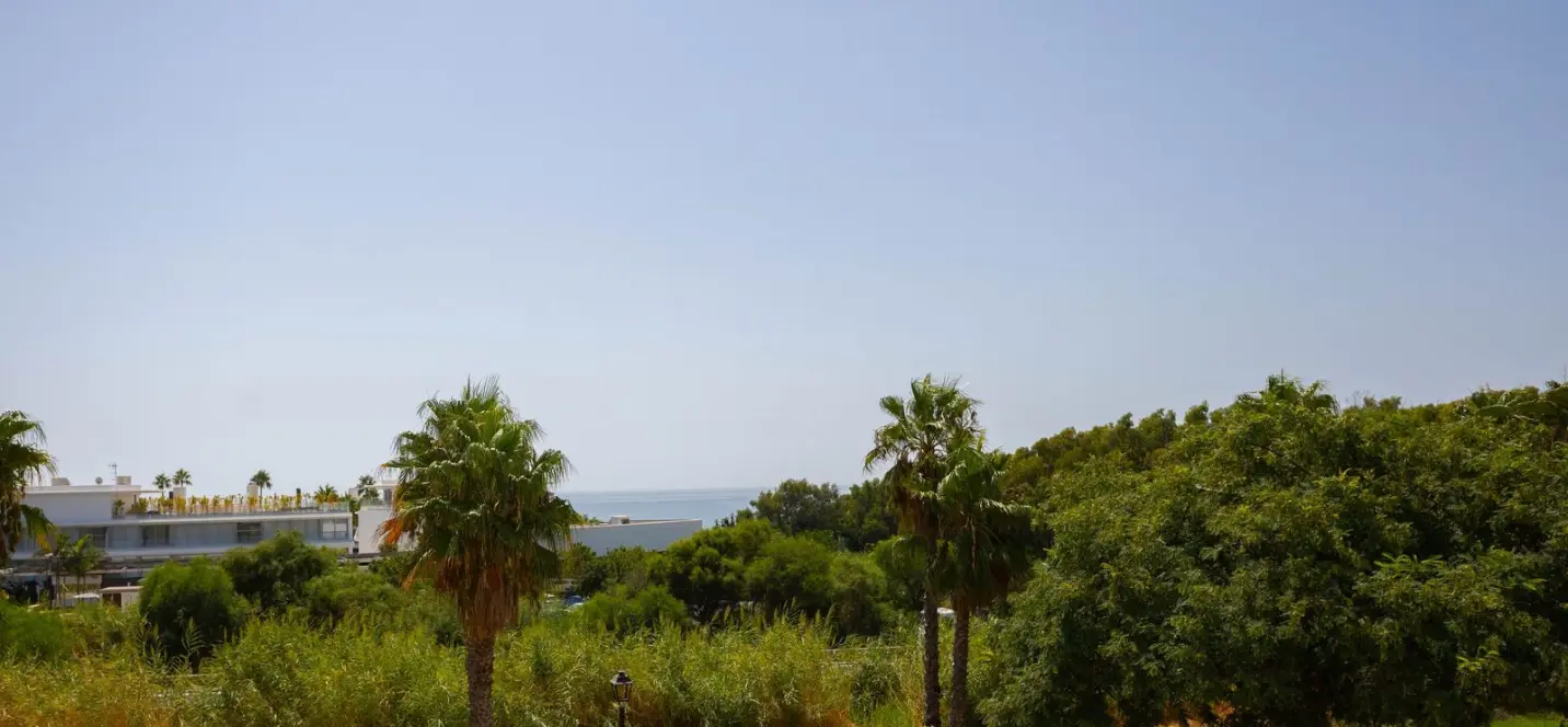 Venta de apartamento en planta media en Estepona 0