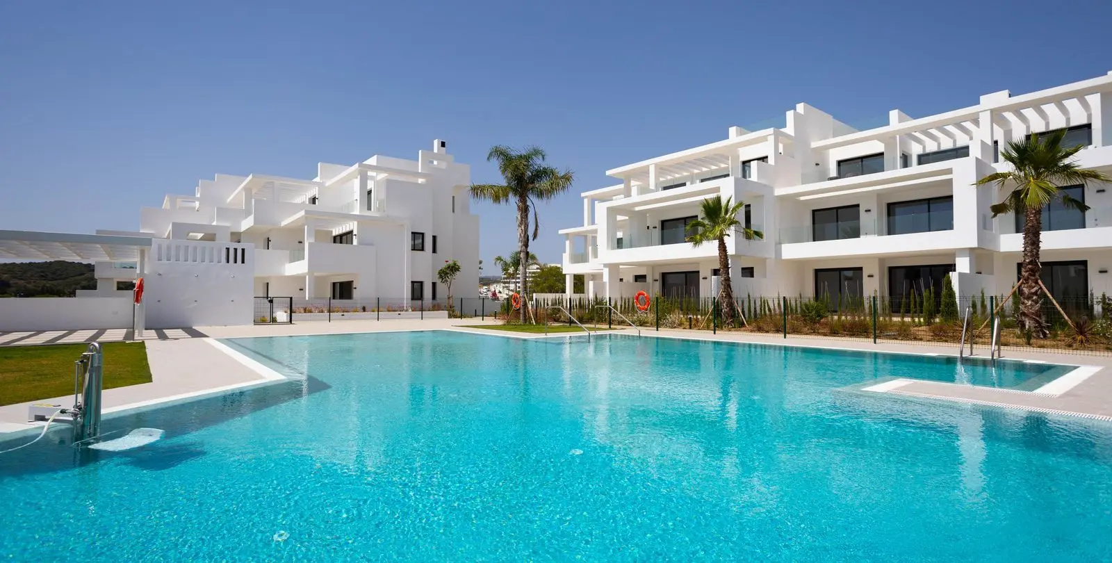 Venta de apartamento en planta media en Estepona 2