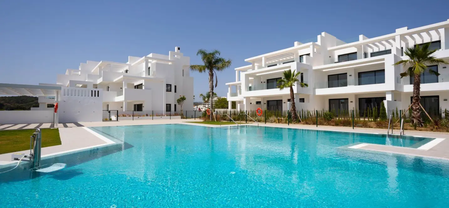Venta de apartamento en planta media en Estepona 1