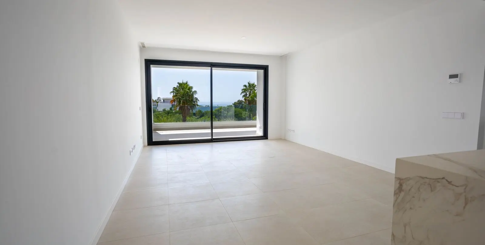 Venta de apartamento en planta media en Estepona 3