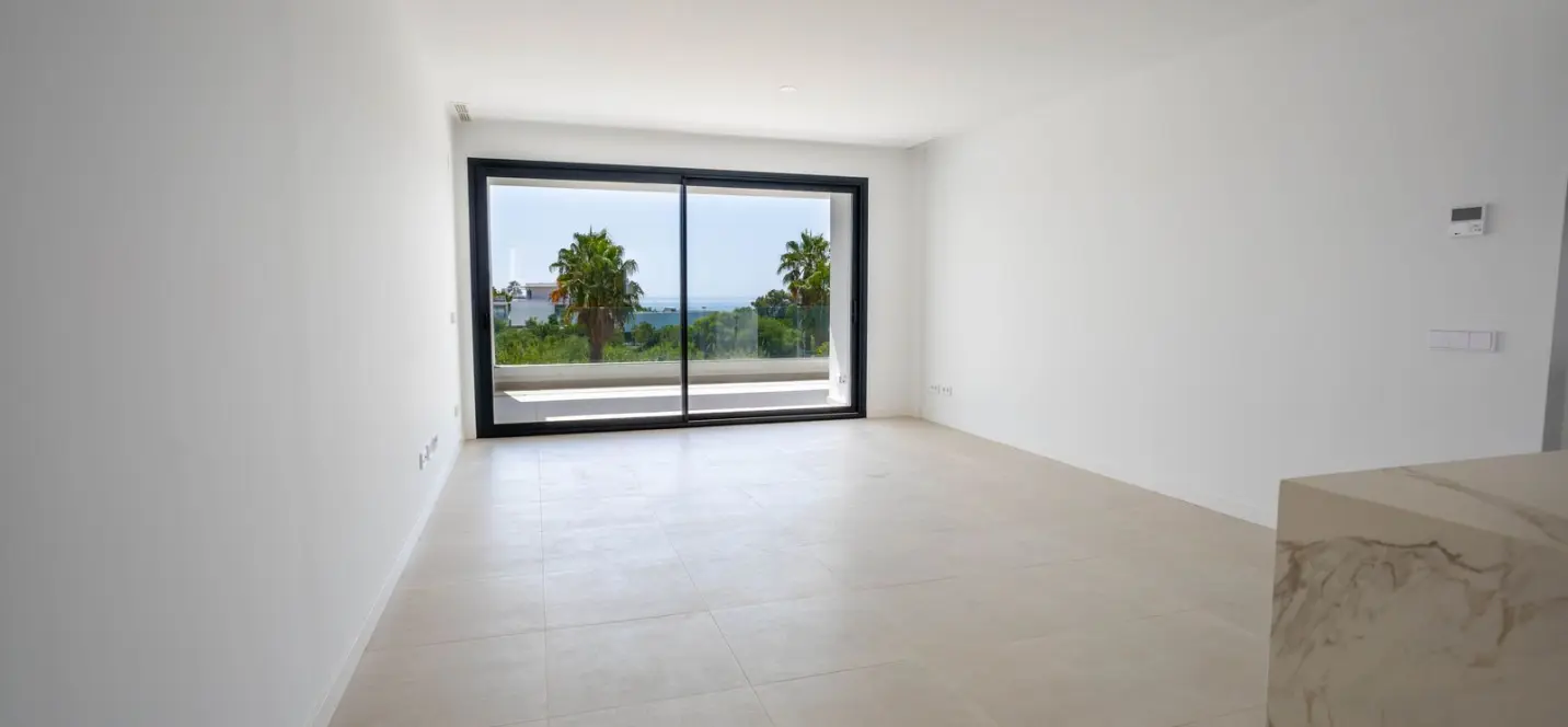 Venta de apartamento en planta media en Estepona 2