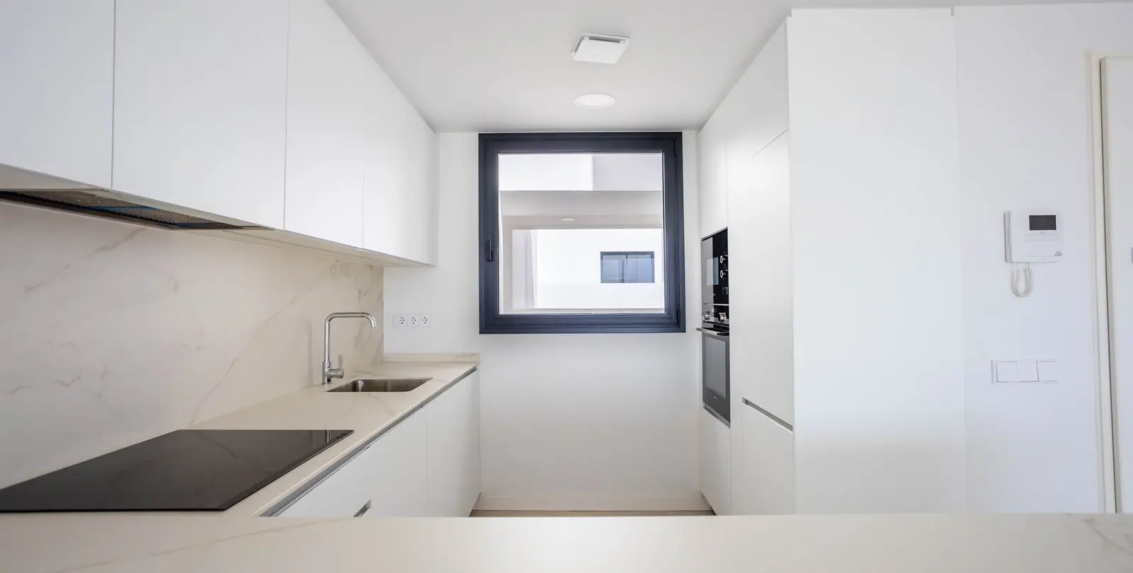 Venta de apartamento en planta media en Estepona 5