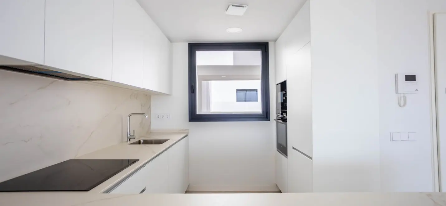 Venta de apartamento en planta media en Estepona 4