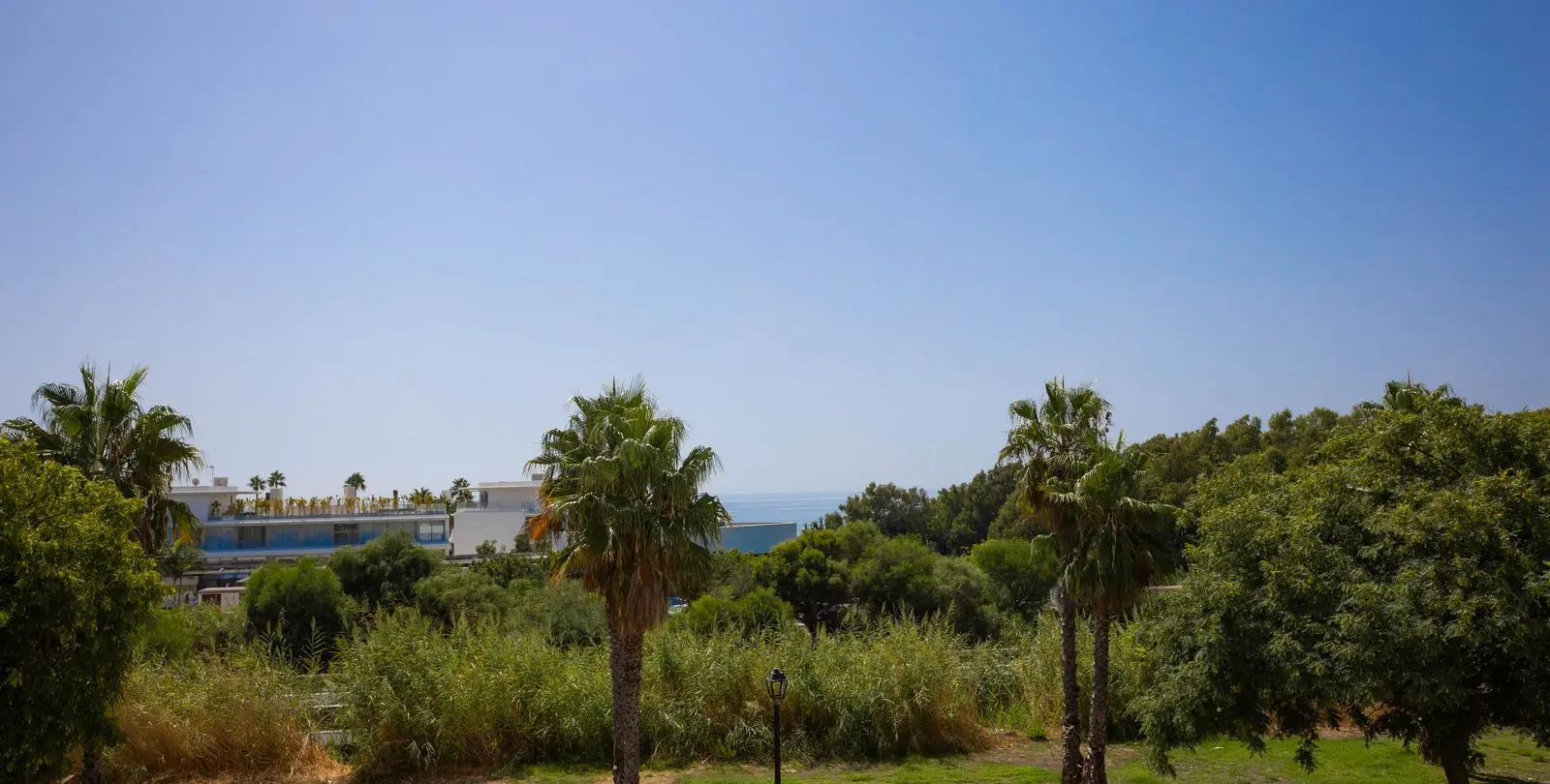 Venta de apartamento en planta media en Estepona 8